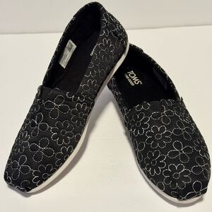 Toms Shoes Women's Size 8 Black w White Flowers Accent Stitching Slip-On Flats